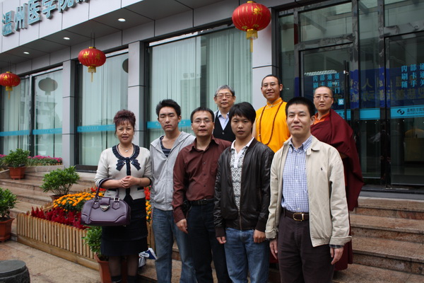 出资并联系左二右二两个藏族医生到温州医学院学习临床白内障手术.jpg